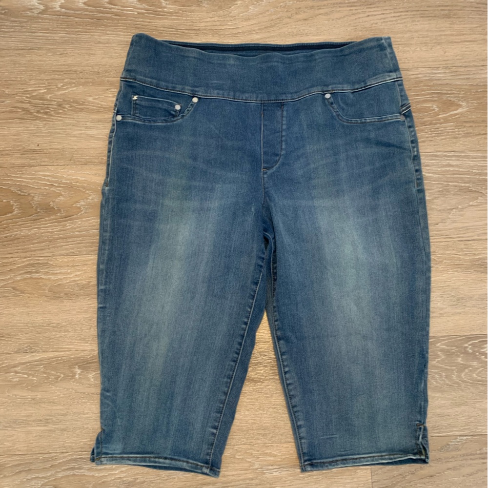 Seven7 Women's Cropped Blue Jeans Size 16